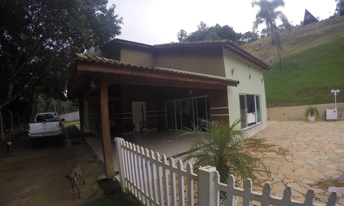 Terra Preta House | Mairiporã, high-end accommodation for up to 89 people, heated pool, fireplace, 35 minutes from São Paulo.