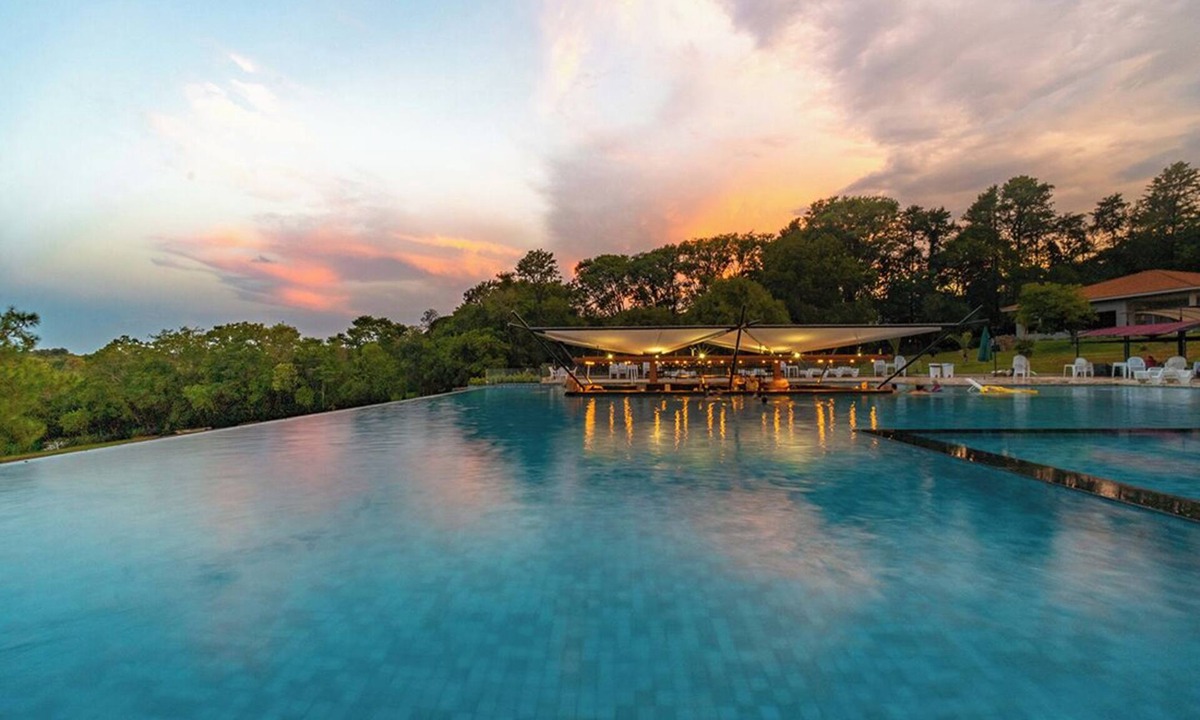 Foz do Iguacu Hotel | Master Suite | Free Breakfast, 3 Outdoor Pools & 3 mi to IGU Airport