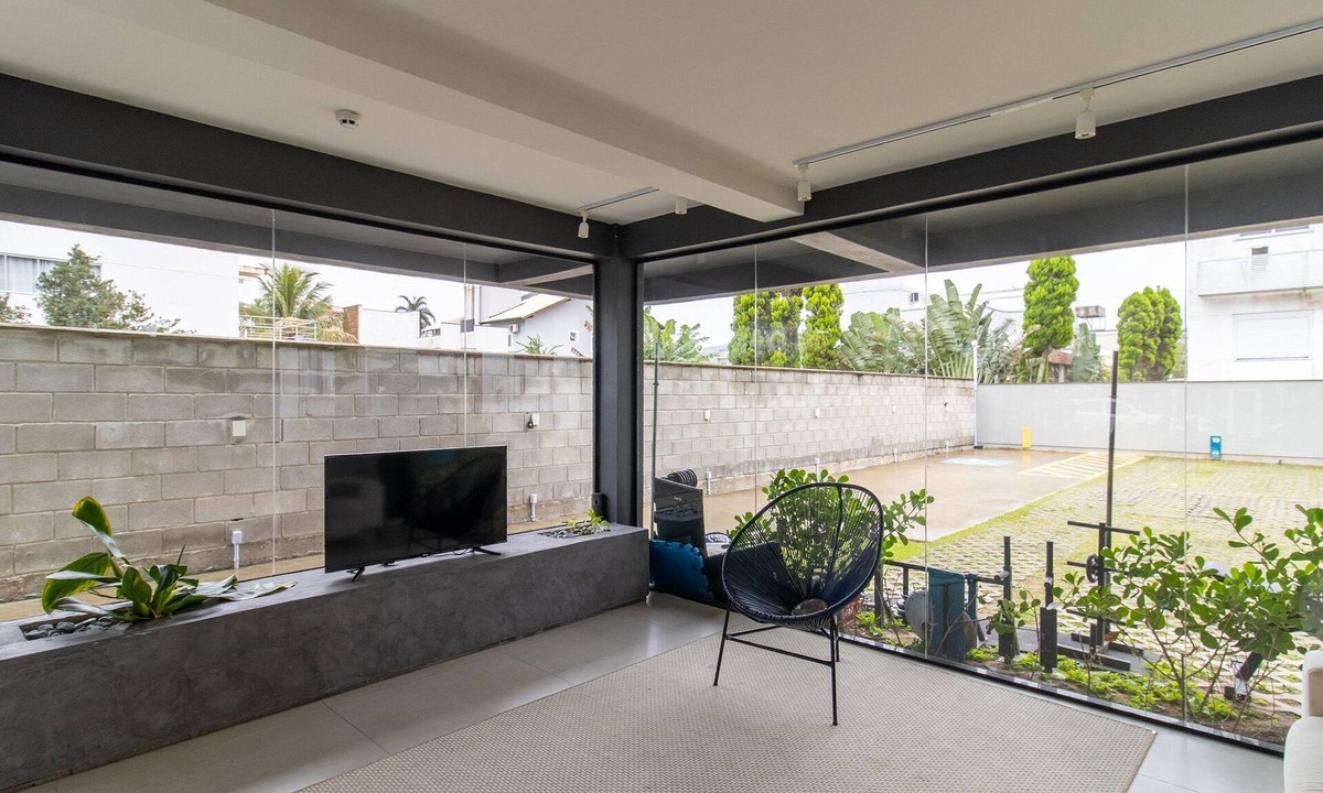 Cachoeira do Bom Jesus Apartment | Modern Studio Just Minutes From the Beach Sid0209