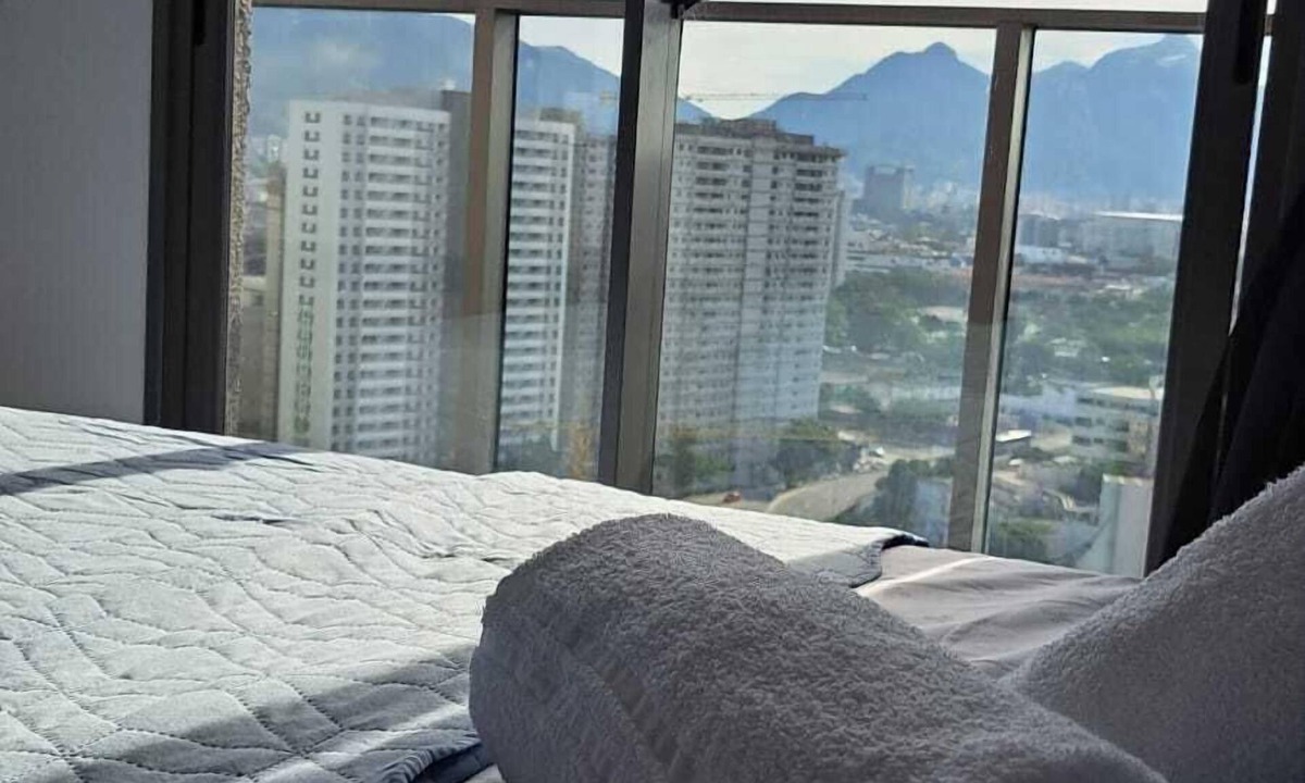 Santo Cristo Apartment | Modern studio with views of Christ the Redeemer and the Bay - Light rail at the door.