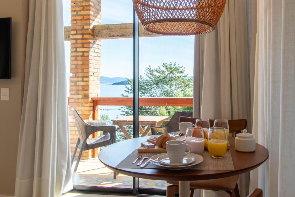Sambaqui Apartment | Modernidade com banheira e vista para o mar TJ1437