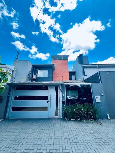 Santa Cruz House | Moderno Sobrado Climatizado com Ar Quente e Frio