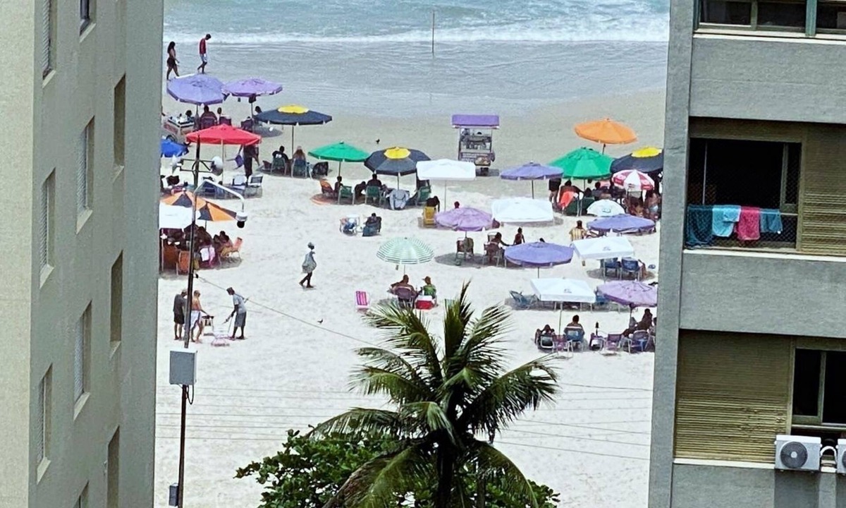 Barra Funda Apartment | PITANGUEIRAS 50 METERS FROM THE SEA, SERVICE. Beachfront, side view of the sea, Wi-Fi