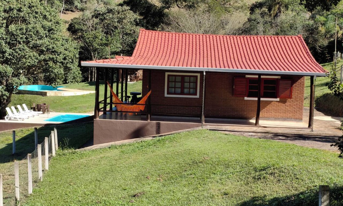 Extrema Cottage | Property with waterfall and 2 swimming pools
