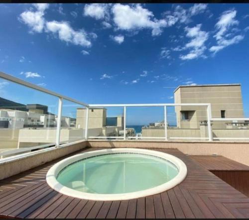 Bombas Apartment | Quarto, o banheiro é de uso exclusivo do hóspede e fica localizado no corredor , piscina compartilhada, não é o apartamento inteiro, somente o quarto