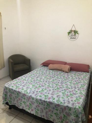 Santa Cruz House | Quarto simples e organizado.