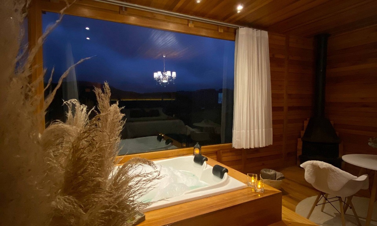Rancho Queimado Ski Chalet | Romantic Getaway with Jacuzzi and Breakfast in Rancho Queimado