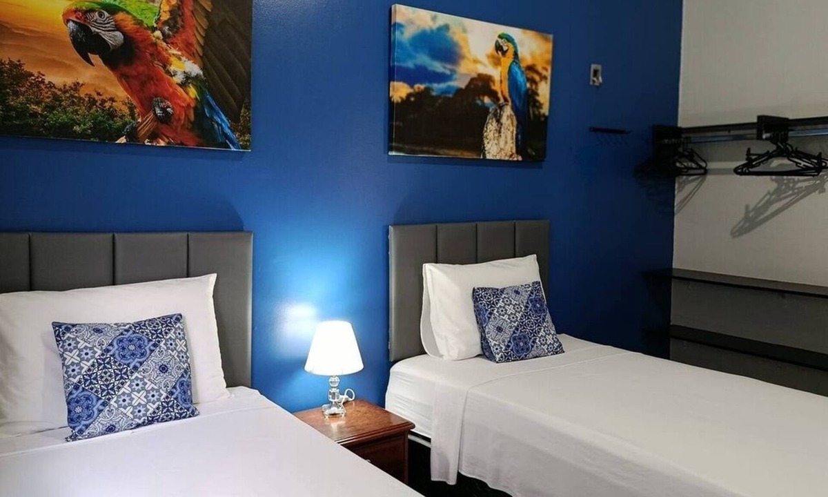 Mangueirao House | Room 2 Combu; comfort and air conditioning near the airport, twin beds.