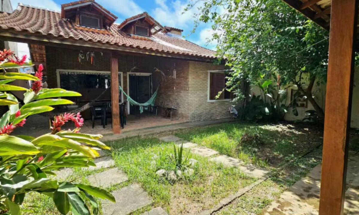Itagua House | Rustic house 200m from the sea in Itaguá - Ubatuba (SP) sleeps up to 12 people comfortably.