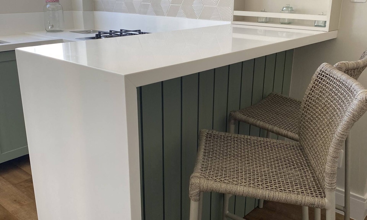 Barra Sul Apartment | Spacious apartment 1 block from the beach, Av Brasil, 3 bedrooms, plus maid's quarters, private garage.