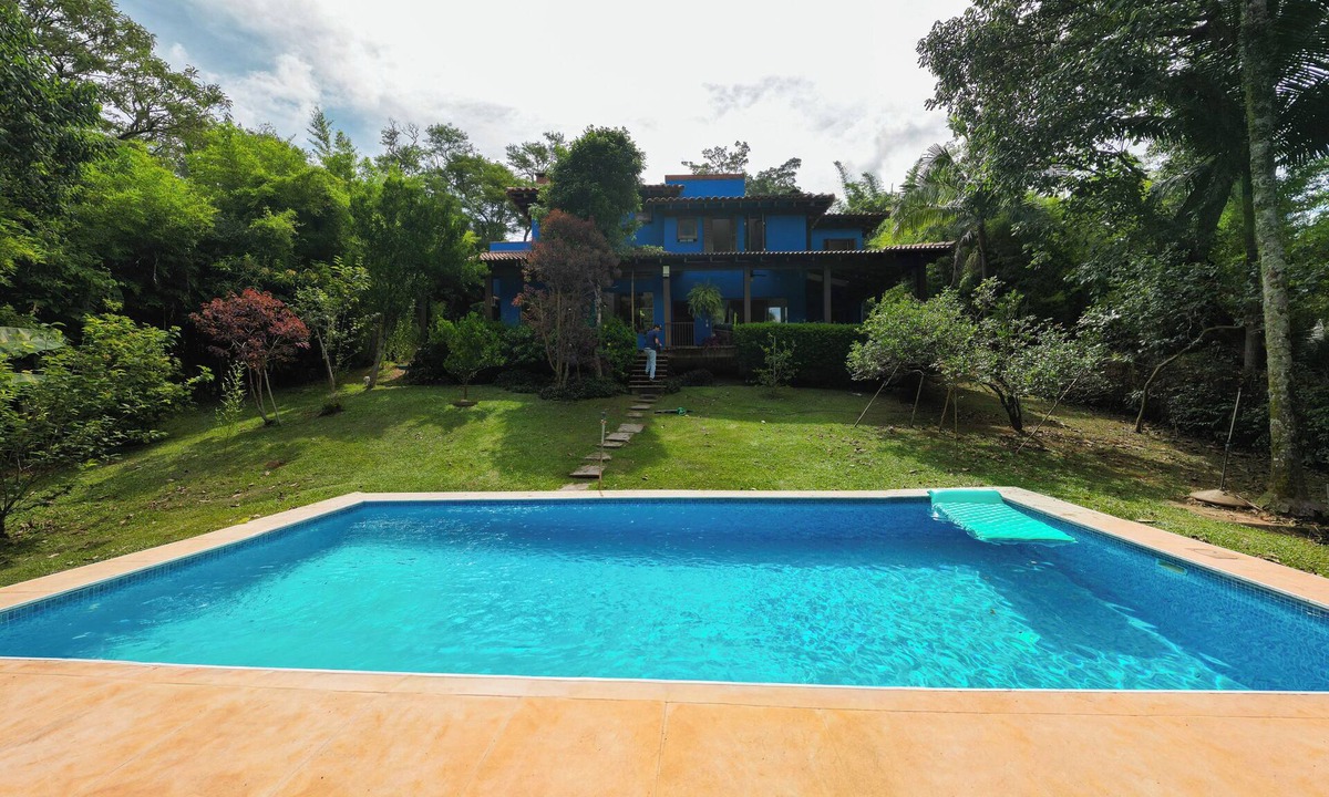 Carapicuiba House | Spacious house with large pool and barbecue area near São Paulo.
