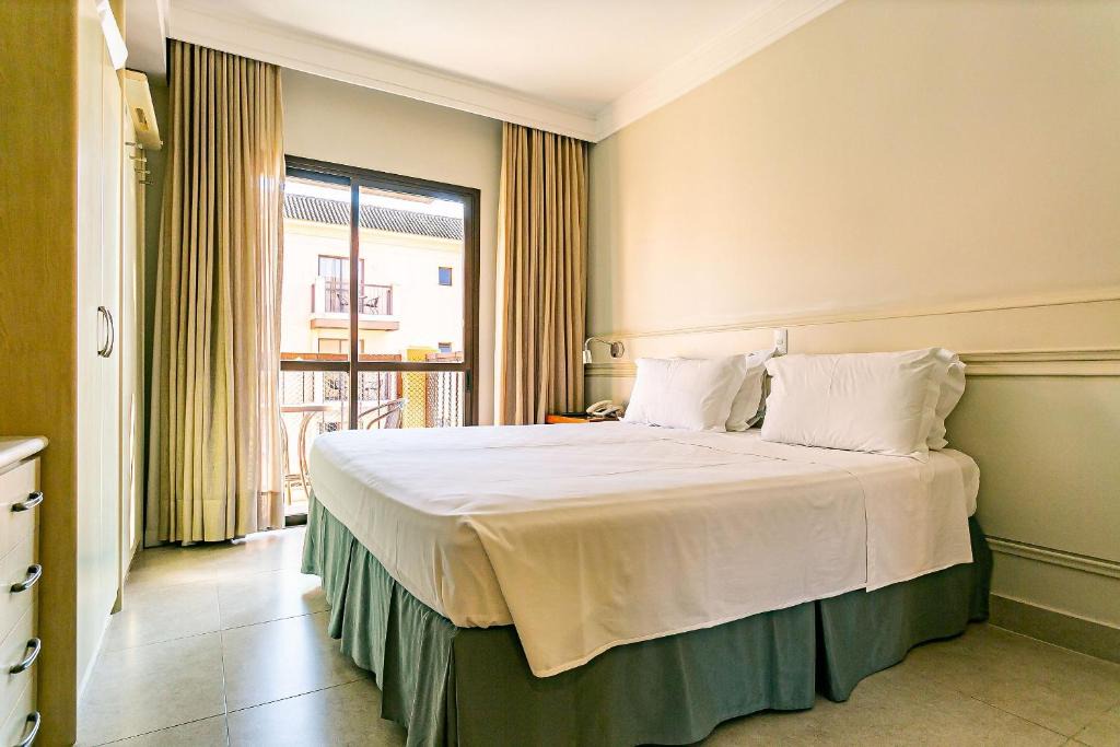 Jurere Apartment | Studio w/Sea View and Resort Pool in Jurerê JBV306
