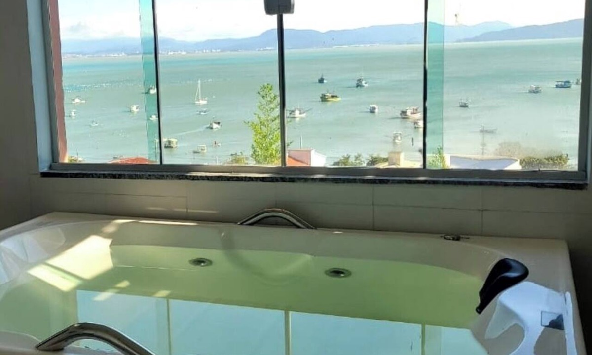 Governador Celso Ramos House | Suite with Jacuzzi and incredible ocean view.