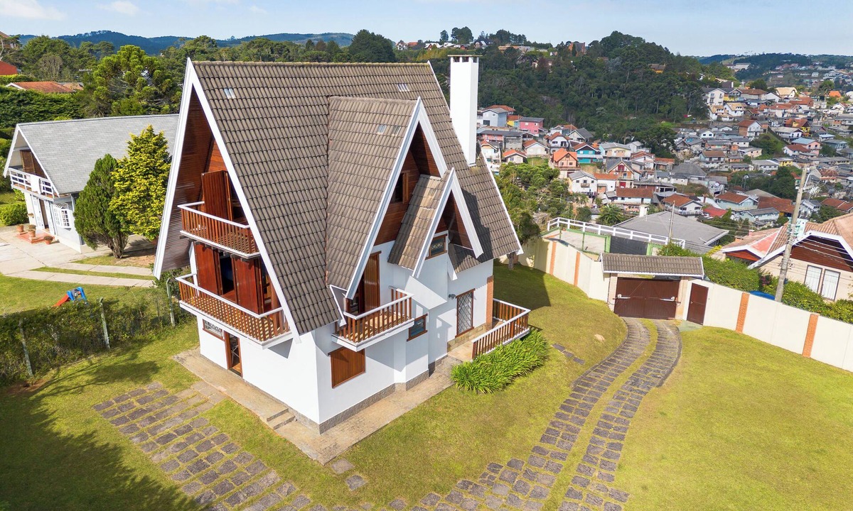 Campos do Jordao House | Sunrise in the Mountains | English Village | 5 Bedrooms | Sleeps up to 10