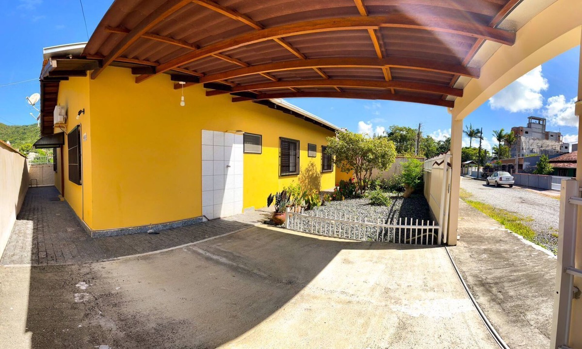 Praia da Armacao do Itapocoroi House | The house offers space for 11 guests, is spacious and well-ventilated.