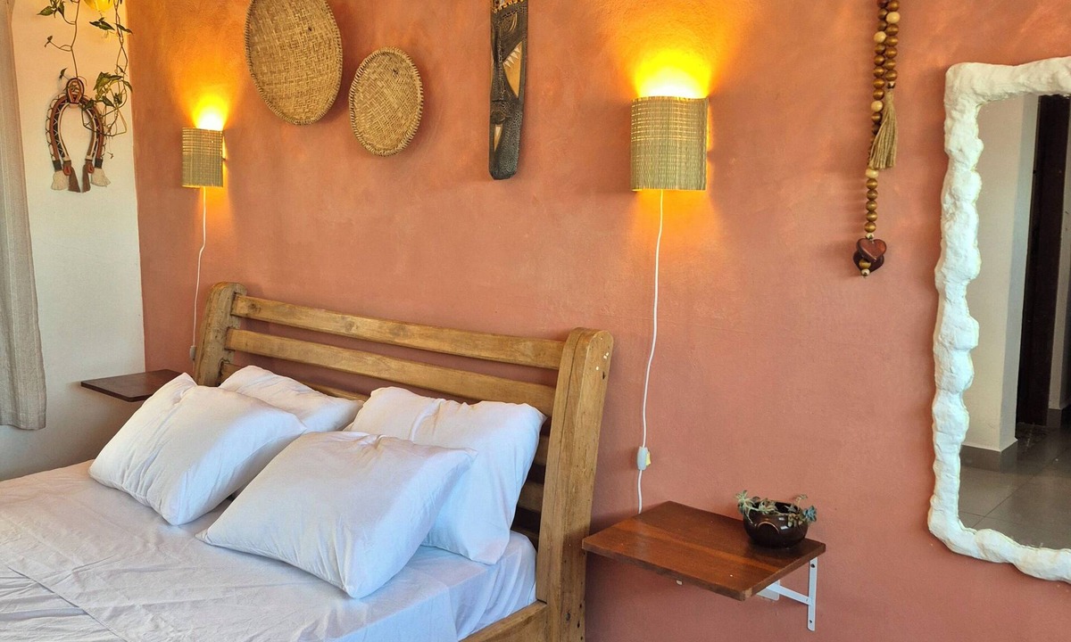 Jardim Veneza House | Tranquil Retreat with Private Suite and Wi-Fi in Peruíbe