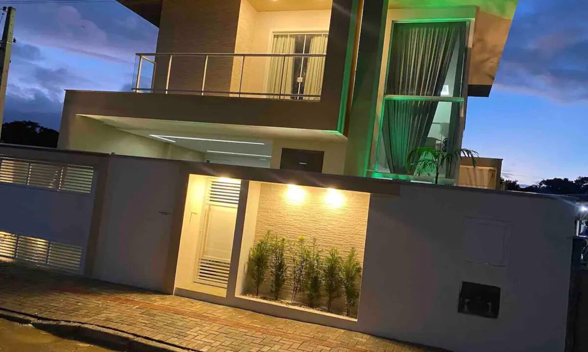 Nossa Senhora da Paz House | Two-story house with pool near beaches and Beto Carrero World theme park.