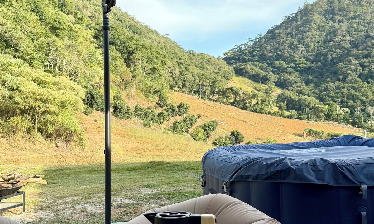 Arace House | Vale Refuge Azul | 3-bedroom house complete with stone hot tub Azul