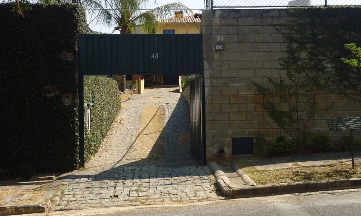 Jardim Atlantico House | Yellow House Parallel to Portugal, one block from Pampulha Lagoon, great location!