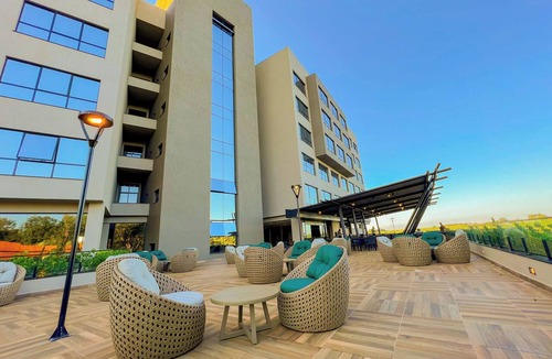 Foz do Iguacu Hotel | 2 Bright Double Rooms | Free Breakfast, Pool Bar & 5 mi to Bird Park