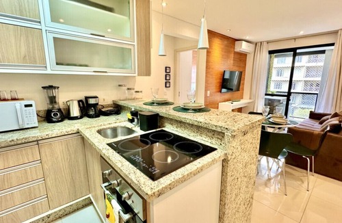 Bigorrilho Apartment | 2 Quartos com Churrasqueira e Máquina de Lavar no Sky Batel · Ar e Piscina