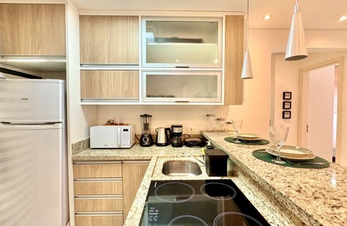 Bigorrilho Apartment | 2 Quartos com Churrasqueira e Máquina de Lavar no Sky Batel · Ar e Piscina