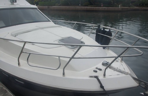 Angra dos Reis Boat Rental | 36-foot speedboat for private tours, accommodating up to 12 passengers.