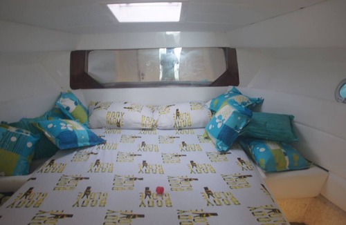 Angra dos Reis Boat Rental | 36-foot speedboat for private tours, accommodating up to 12 passengers.
