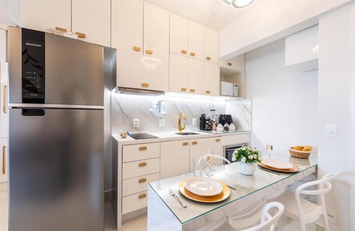 Republica Apartment | 4 Studios Luxo Varanda Cozinha Equipada Piscina Academia Garagem WiFi Perto do Metrô Praça da República São Paulo