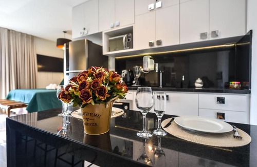 Republica Apartment | 5 Studios Luxo Varanda Cozinha Equipada Piscina Academia Garagem WiFi Perto do Metrô Praça da República São Paulo