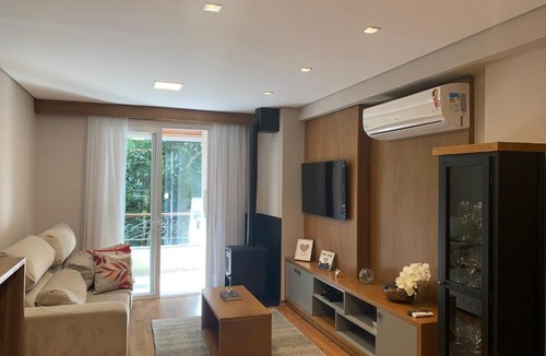 Vila Suica Apartment | Aconchego no Centro Apto com Lareira, Churrasqueira e Sacada a 5 min da Rua Coberta