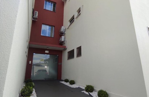 Alto Umuarama Apartment | Ap com ar-condicionado na sala no Alto Umuarama, próximo ao Aeroporto e UFU