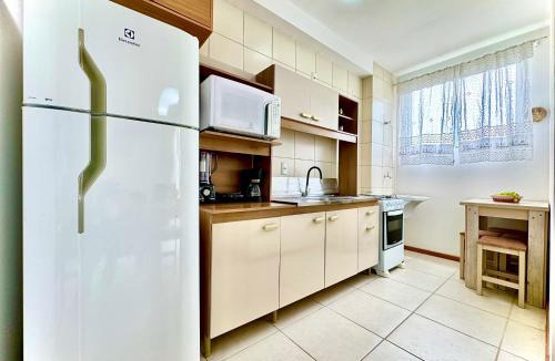Itacolomi Apartment | Apartamento a 400M PRAIA com PISCINA sacada com CHURRASQUEIRA privativa Wi-Fi Portaria 24h PLAYGROUND INFANTIL vaga privativa de GARAGEM Reserve agora mesmo
