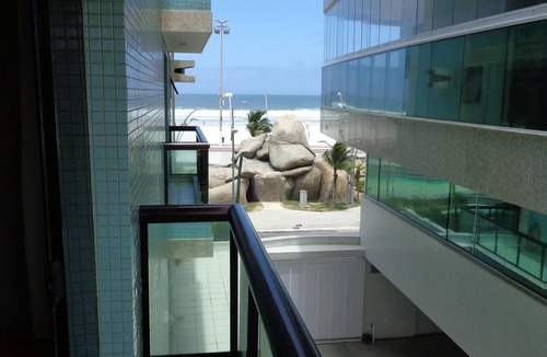 Vila Nova Apartment | Apartment on the beachfront of Praia do Forte in Cabo Frio, opposite Praça das Águas.