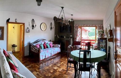 Vila Iara Apartment | Apto Aconchegante com Lareira e Varanda perto do Centrinho de Capivari