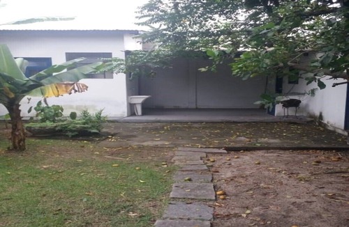 Balneario Remanso House | Beach house in the city center, surrounded by fruit trees and a grassy backyard.
