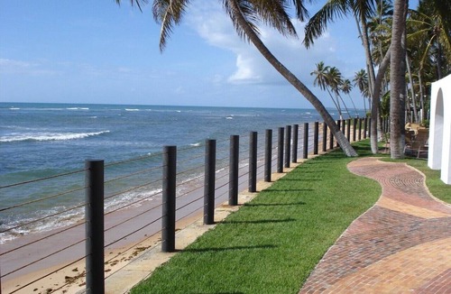 Praia do Forte Condo | Beachfront apartment with 3 bedrooms in the main village of Praia do Forte.
