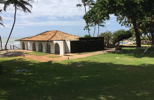 Praia do Forte Condo | Beachfront apartment with 3 bedrooms in the main village of Praia do Forte.