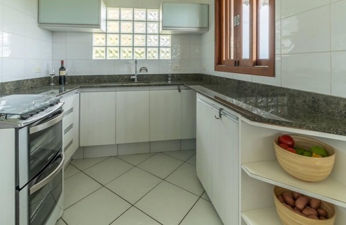 Barra de Ibiraquera House | Beachfront house with spectacular views and a large garden.