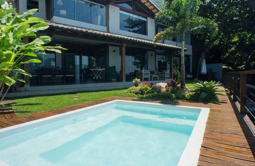 Prainha Villa | Beachfront Home with Pool in São Sebastião