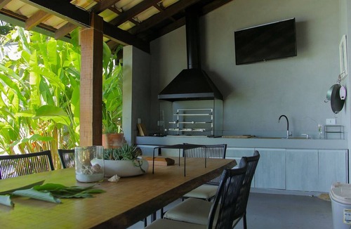 Prainha Villa | Beachfront Home with Pool in São Sebastião