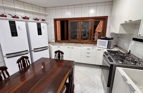 Bertioga House | Beachfront house with 5 suites, swimming pool, air conditioning, in a gated community.