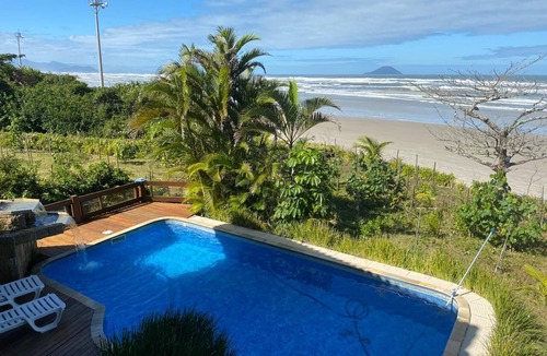 Bertioga House | Beachfront house with 5 suites, swimming pool, air conditioning, in a gated community.