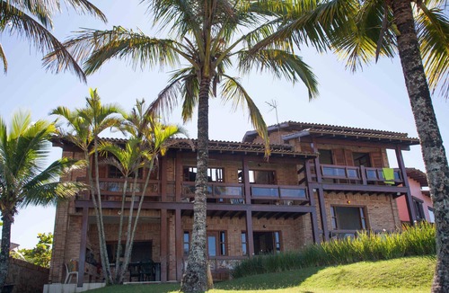 Bertioga House | Beachfront house with 5 suites, swimming pool, air conditioning, in a gated community.