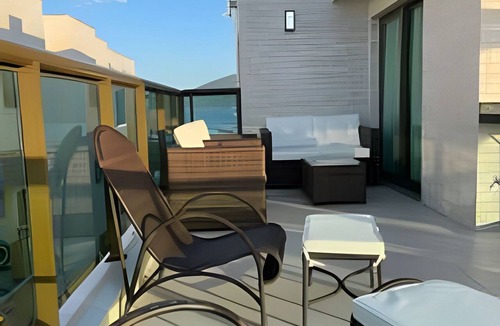 Centro Condo | Beachfront Penthouse at Praia dos Anjos with Private Pool and Barbecue Grill