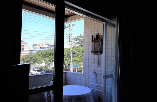 Cachoeira do Bom Jesus Apartment | Beautiful apartment, 3 bedrooms, 30m from the beach, garage, Wi-Fi, Netflix, air conditioning, balcony.