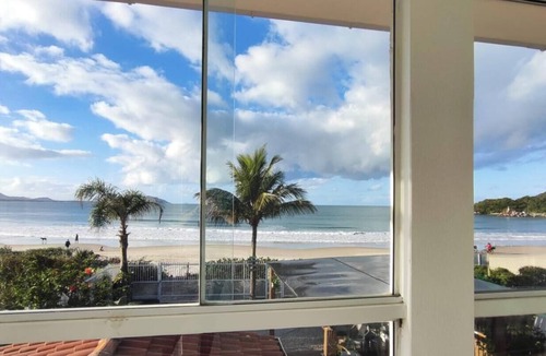 Barra da Lagoa House | Beautiful beachfront house in Barra da Lagoa Beach.