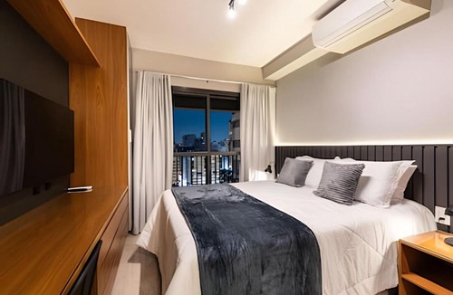 Republica Apartment | BHaus Setin Nova Republica - Studio 30m2 com Varanda - Cama Queen - Vista Incrível da Praça e Skyline 16o andar - Academia - Piscina - Lavanderia - Coworking - Portaria 24h - Em frente ao metrô - SR8