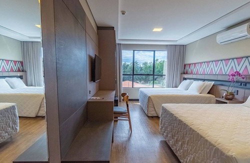 Foz do Iguacu Hotel | Bright Double Couple Room | Free Breakfast, Pool Bar & 5 mi to Bird Park