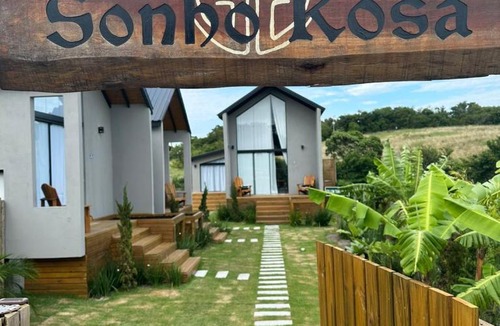Praia do Rosa Ski Chalet | Cabanas Sonho Rosa - com banheira hidro e cesta de café cortesia na primeira manhã